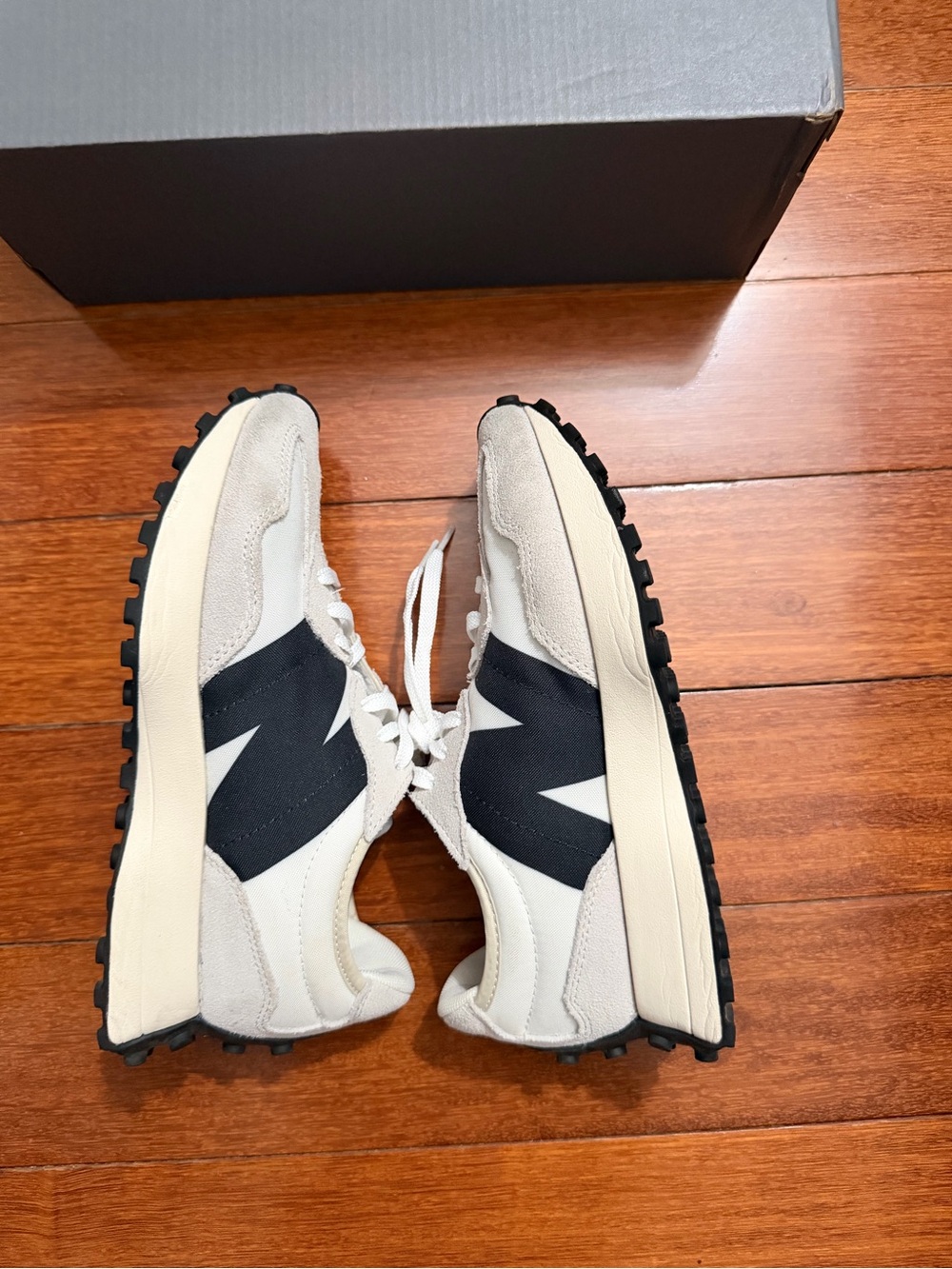 New Balance Cream, Black & cream size 6.5 (fits like 6 women’s ) - Picture 2 of 10